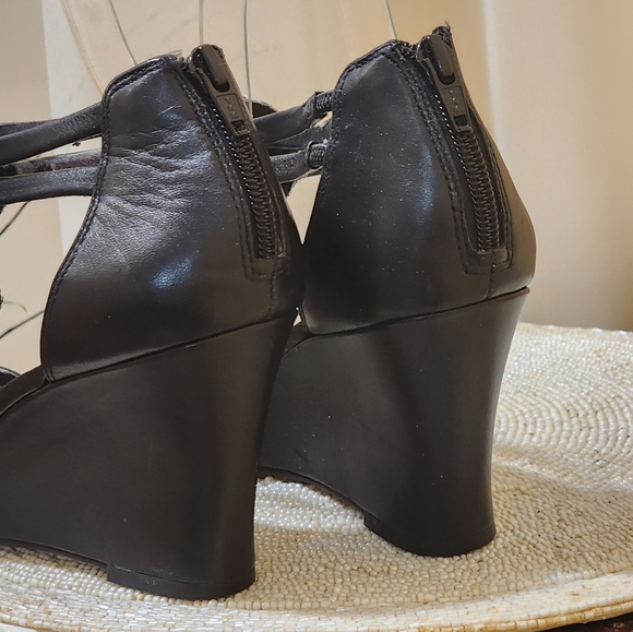 NWT.Vince Camuto Black Wedge Sandals Size 8.5 - Picture 5 of 8
